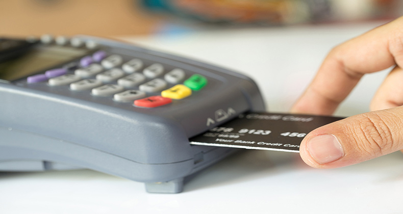El 67% de los comercios en España acepta pago con tarjeta, con un gasto medio de 135 euros