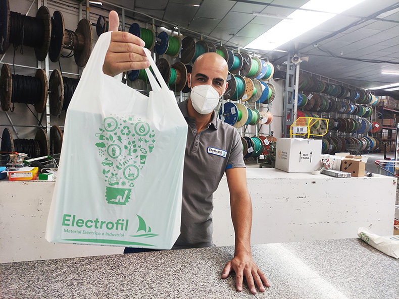 Electrofil deja atrás el plástico, cambiando sus antiguas bolsas por un modelo biodegradable y compostable