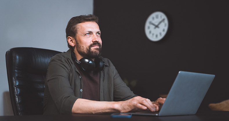 Las 5 aplicaciones de las herramientas para escribir con ayuda de la IA que nos ayudan a decirle adiós a la procrastinación