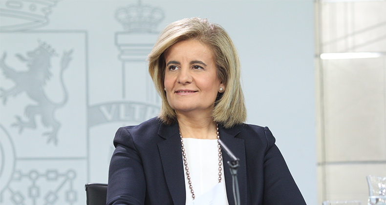 Báñez afirma que la recuperación se escribe «en femenino», con datos «históricos» de empleo