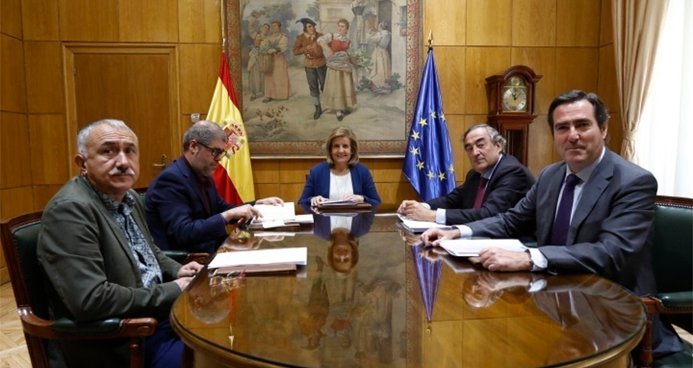 Báñez propone a los agentes sociales reducir los contratos a tres y penalizar la temporalidad