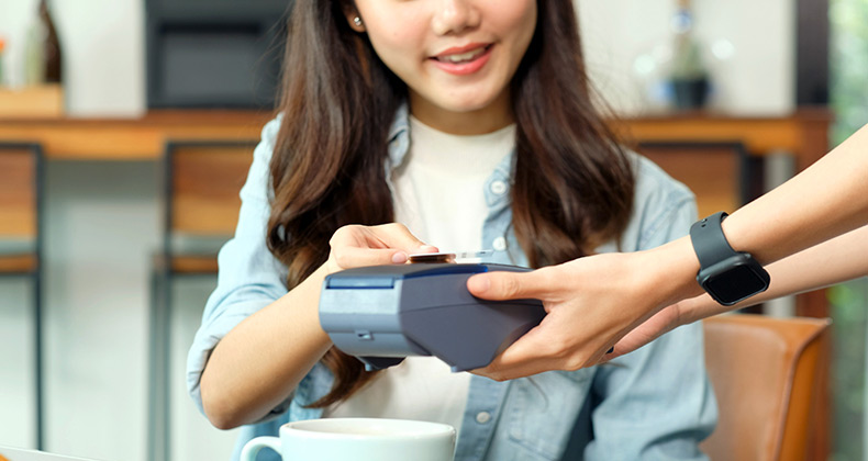 Los compradores Millennial y los de la Generación Z lideran la adopción de pagos contactless