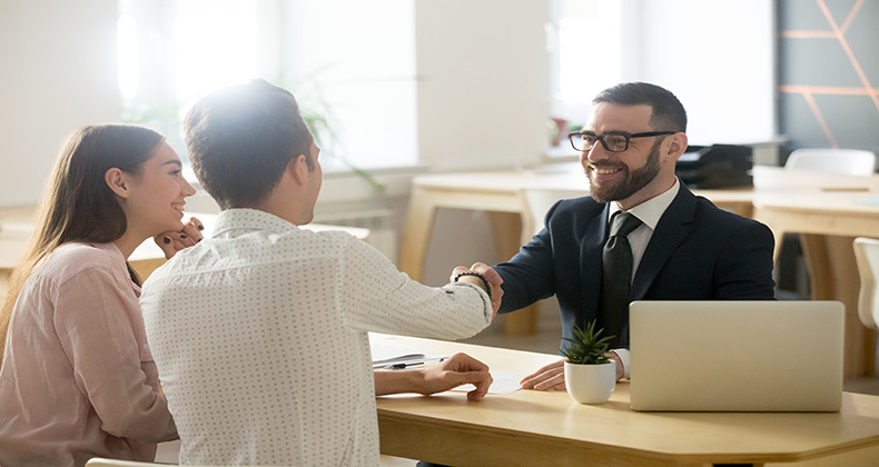Comprar una vivienda, crear una empresa y otorgar poderes, las principales razones por las que los jóvenes españoles acuden al notario