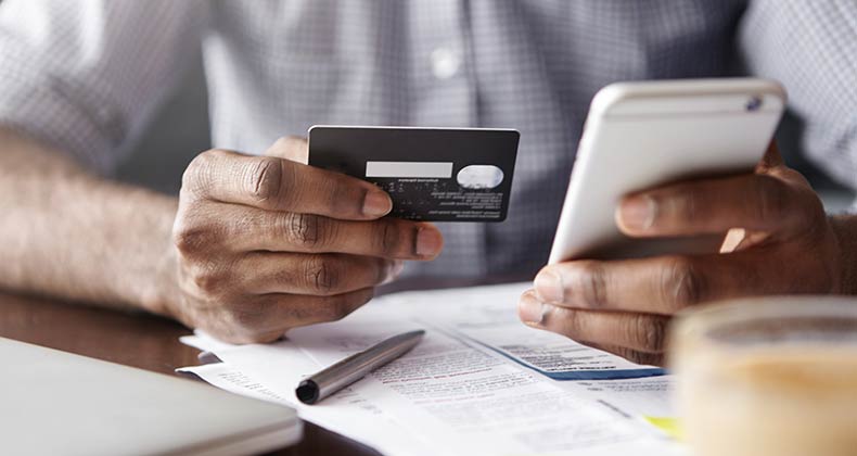Las compras a través del móvil se disparan con la jornada intensiva de verano