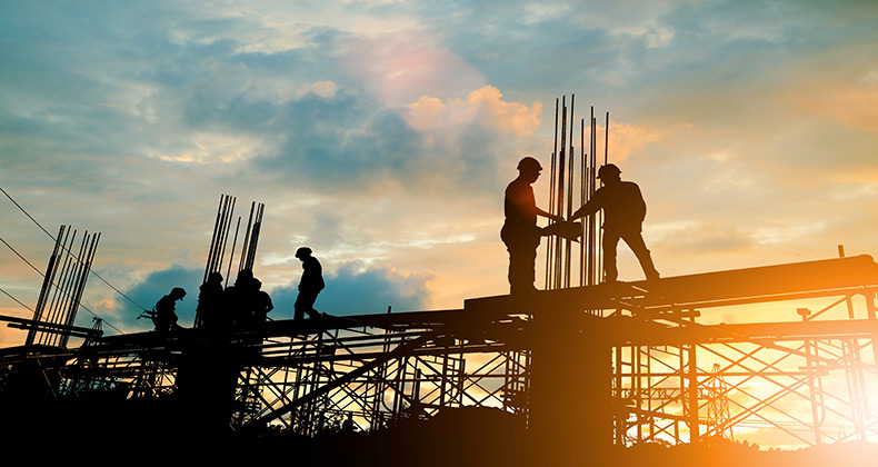 La construcción genera 94.000 contratos y vuelve a crecer por primera vez desde enero