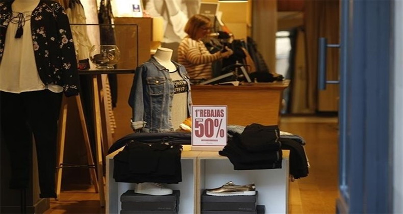Los consumidores españoles gastarán 121 euros de media en moda en las rebajas de enero
