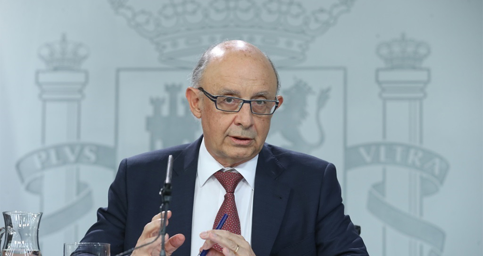 Cristóbal Montoro solicita a los empresarios colaboración para evitar la financiación de actividades relacionadas con el referéndum ilegal