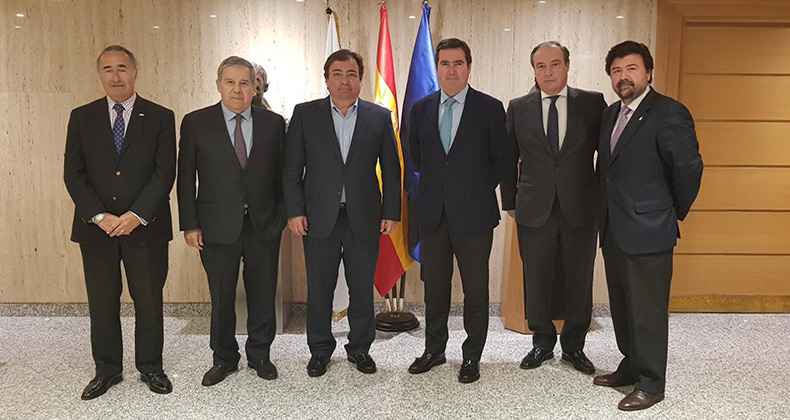 La directiva de la CREEX asiste al encuentro entre los presidentes de la CEOE y la Junta de extremadura