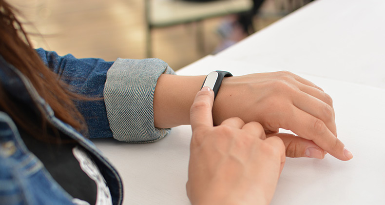 Empleo dice que introducir pulseras de control estaría limitado y los trabajadores podrían denunciarlo