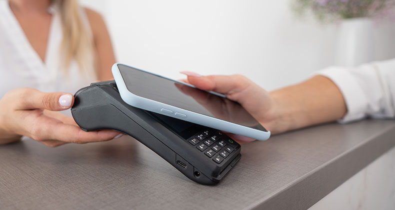 El mundo digital gana terreno entre los españoles: el 92,5% apenas lleva efectivo y el 95% prefiere pagar con tarjeta en comercios