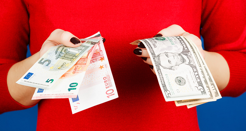 El euro escala a máximos desde 2014 frente al dólar, por encima de 1,21 dólares
