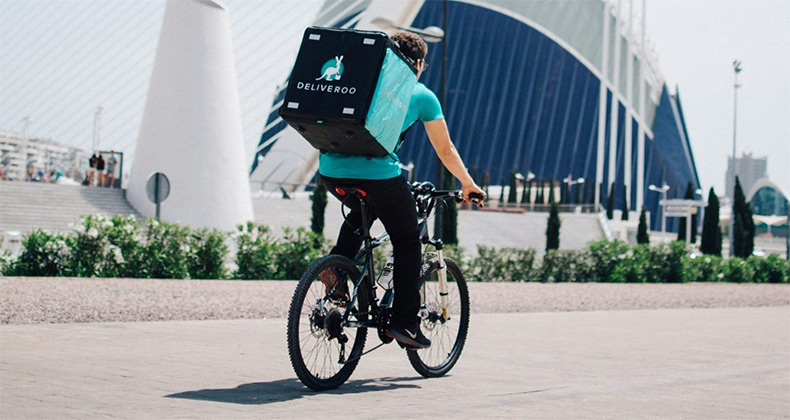La Eurocámara aprueba derechos laborales mínimos para trabajadores de plataformas como Uber o Deliveroo