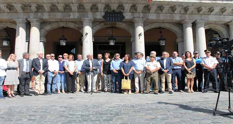FES se suma a la concentración en repulsa a los brutales atentados terroristas de Barcelona y Cambrils