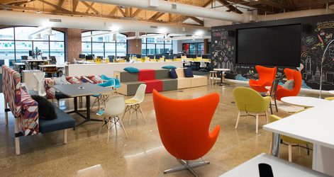 generaciones-mas-jovenes-quieren-trabajar-en-oficinas-diferentes-emocionales-informales-y-colaborativas