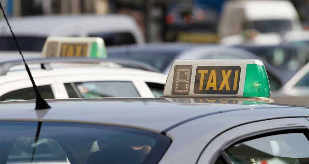 El Gobierno blinda por Real Decreto Ley la limitación de empresas como Uber frente al taxi