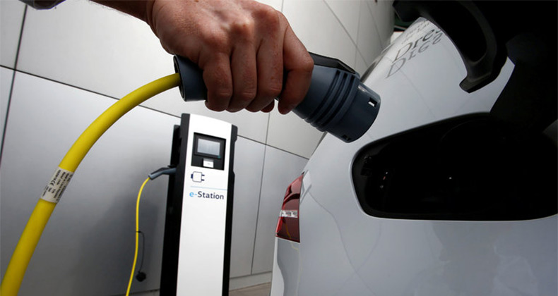 El Gobierno dará 6 meses adicionales a pequeñas gasolineras para instalar puntos de recarga eléctrica