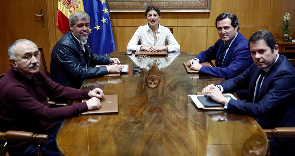 El Gobierno y los interlocutores sociales alcanzan un acuerdo sobre los derechos laborales de las personas dedicadas al reparto a través de plataformas digitales