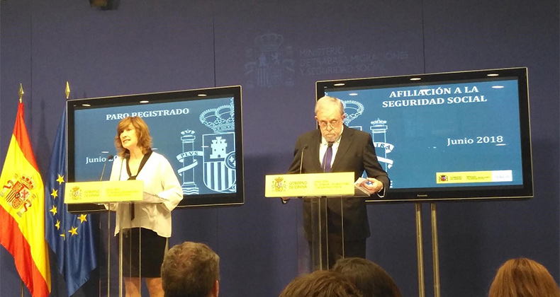 El Gobierno llama al diálogo social para solucionar la huelga de taxis y condena los actos violentos