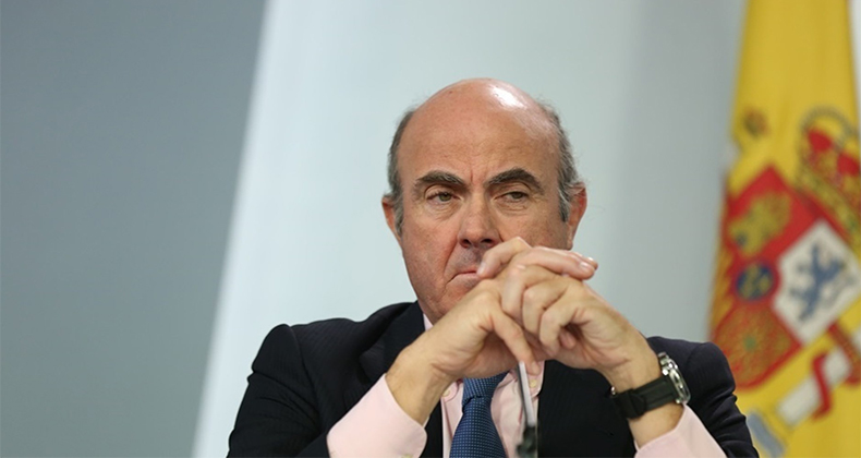 Guindos avanza que la economía crecerá «algo por debajo» del 2,6% en 2018 por la crisis catalana