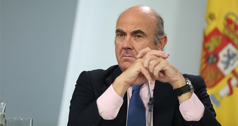De Guindos descarta un colapso de la banca en Cataluña: «No va a haber corralito»
