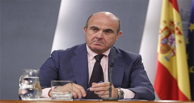 Guindos ve «positivos» los datos de paro y «garantizado» un crecimiento superior al 3% en 2017