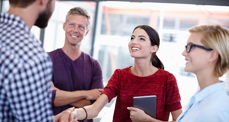La incorporación de nuevos empleados como ventaja competitiva en el mercado laboral actual