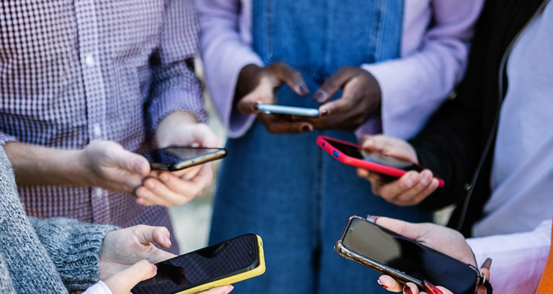 El 30 % de los jóvenes afirma no saber gestionar su privacidad en los entornos digitales