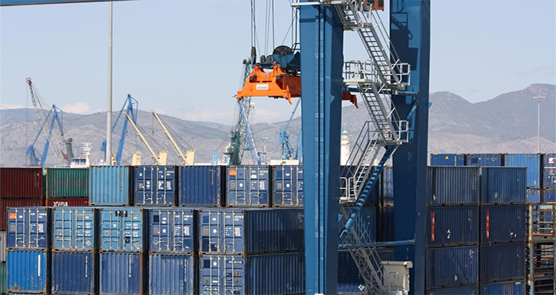 La balanza por cuenta corriente registra un superávit de 3.700 millones hasta octubre, un 71,5% menos