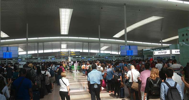 Los trabajadores del control de seguridad del aeropuerto de El Prat anuncian huelga indefinida