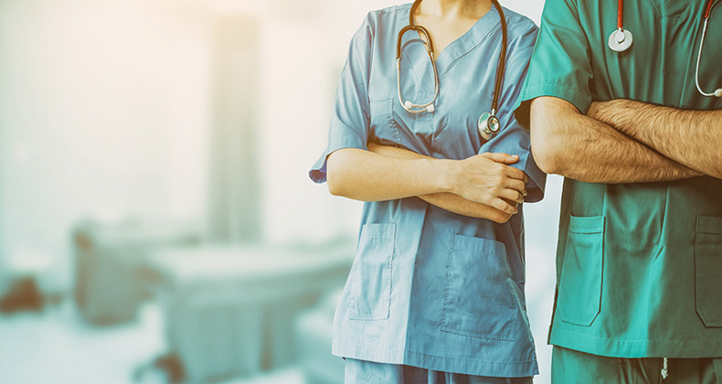 Médicos, perfiles TIC y profesiones técnicas tienen las menores tasas de paro en España