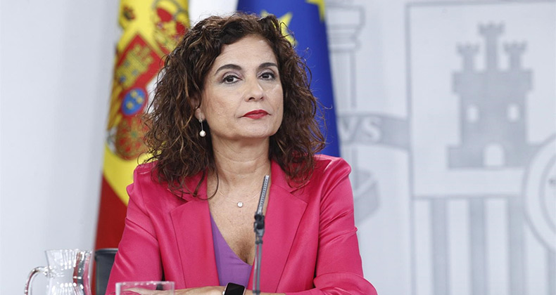Montero asegura que la subida del SMI no dañará la creación de empleo, sino que lo «dignificará»