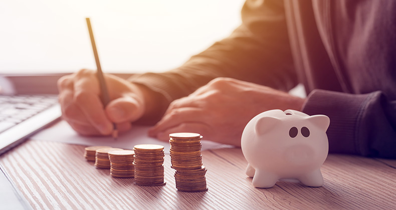 Ocho millones de españoles no consiguen ahorrar a final de mes y los que lo hacen ahorran 302 euros mensuales