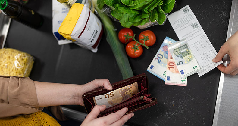 Pagar en efectivo está protegido por ley: ¿acabará esta norma con la exclusión financiera?
