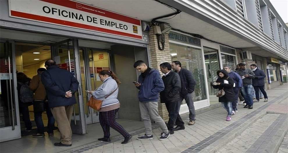 El paro registra una caída récord y baja de los 4 millones