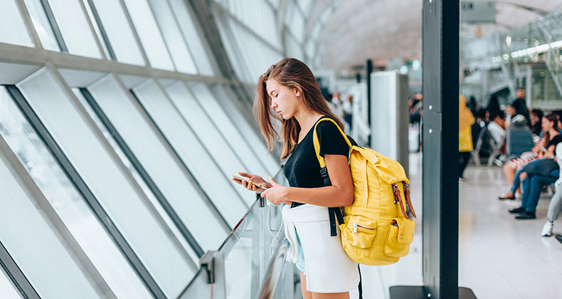 El peligro de usar puertos de carga USB y WiFi públicas en vacaciones