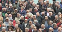 pesimismo-la-situacion-economica-se-intensifica-mujeres-pensionistas-ciudadanos-sin-estudios
