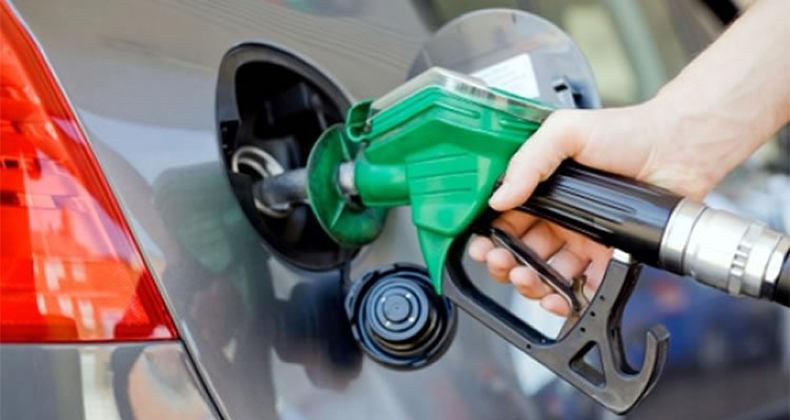 El precio de gasolina y gasóleo baja esta semana hasta un 0,7% por el respiro del crudo
