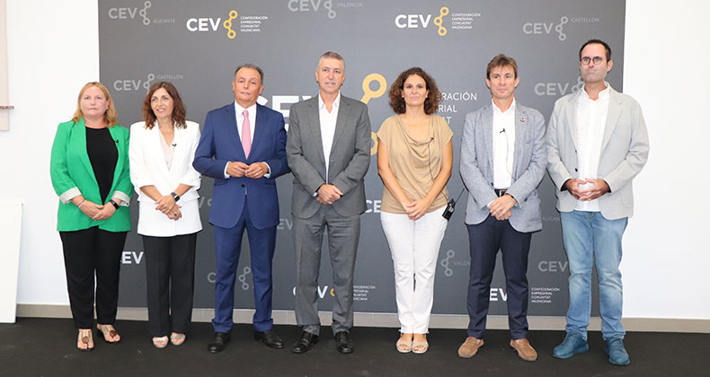 El presidente de la CEV apertura, junto al conseller de Economía Sostenible, la jornada sobre el reto del despliegue de la energía fotovoltaica en la Comunitat Valenciana