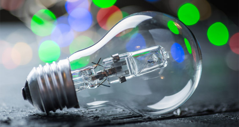 El recibo de la luz cae un 14,2% en enero en tasa interanual y se abarata 11,5 euros