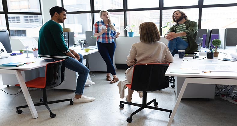 Relacionarse con los compañeros de trabajo, lo que más echan de menos los empleados que trabajan a distancia