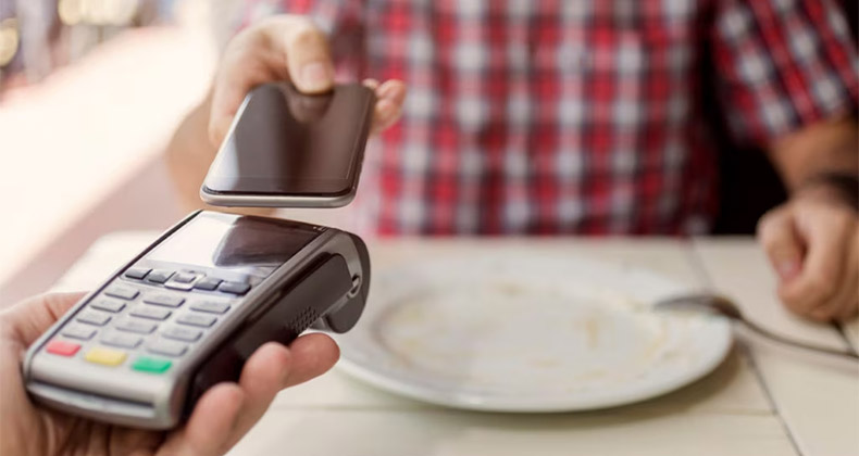 Revolución digital en la hostelería: 6 de cada 10 españoles apuestan por los pagos móviles cuando salen a comer o cenar