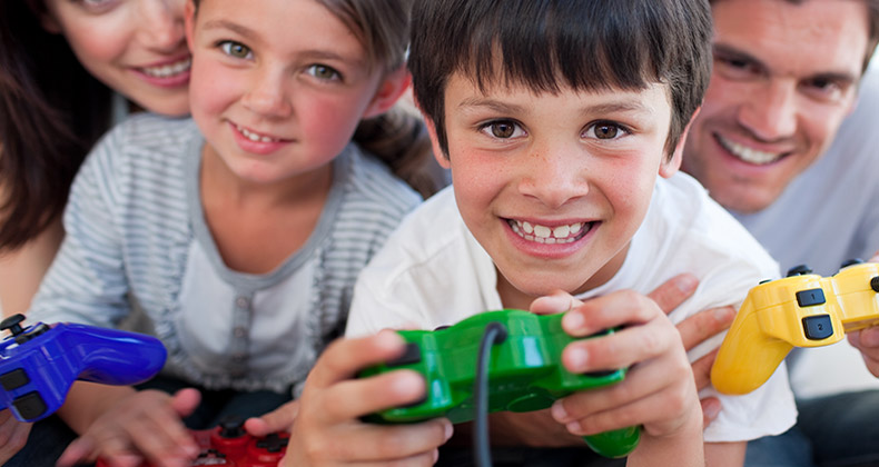 Riesgos de regalar dispositivos y juegos online. Proteger a los niños después de Reyes