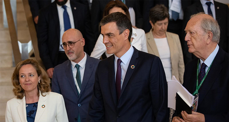 Sánchez promete ante el empresariado una fiscalidad «alineada» con el crecimiento