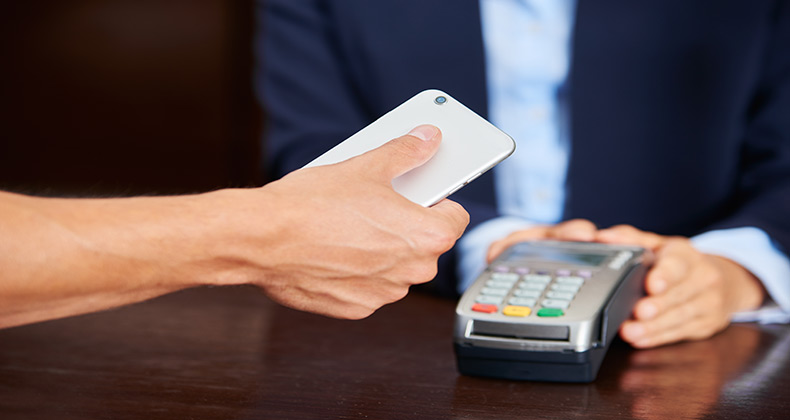 ¿Es seguro pagar una compra con el móvil?
