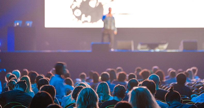 Cómo superar la ansiedad y dominar el arte de la comunicación al hablar en público