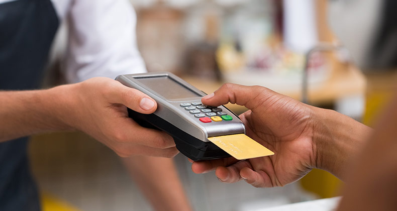 La tarjeta se come al efectivo: sólo el 10% de españoles utiliza el cash en sus compras del día a día