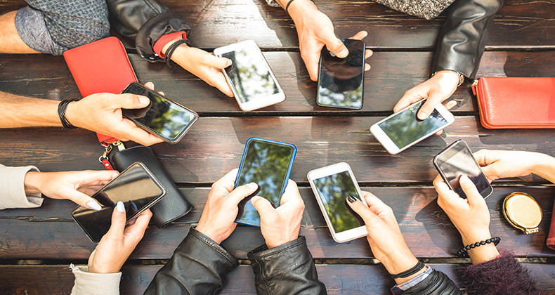 El teléfono móvil, principal medio de acceso a Internet en España
