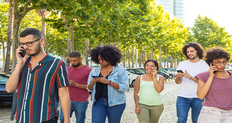 El 70% del tiempo que los españoles usan el móvil es para comunicarse con familia y amigos