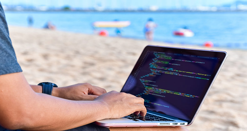 ¿Cerrado por vacaciones? ¿Trabajando desde la playa? 7 consejos para mantener tu negocio a salvo de ciberataques